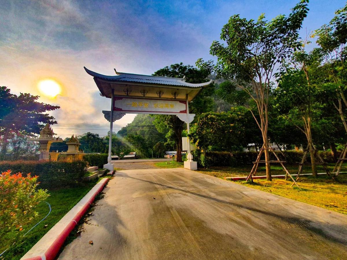 Golden Dragon Kanchanaburi Hotel Exterior foto